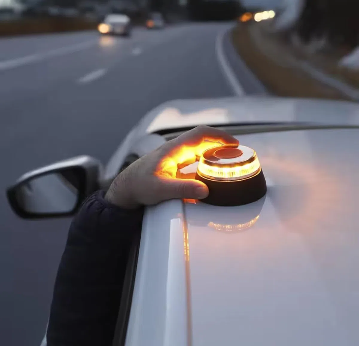 Baliza v16 geolocalizada homologada dgt 3.0,luz de Emergencia LED, Iluminación 360 Grados, valida hasta 2038 con app incluida,tarjeta SIM y datos incluidos más adaptador sustitución pilas conexión USB