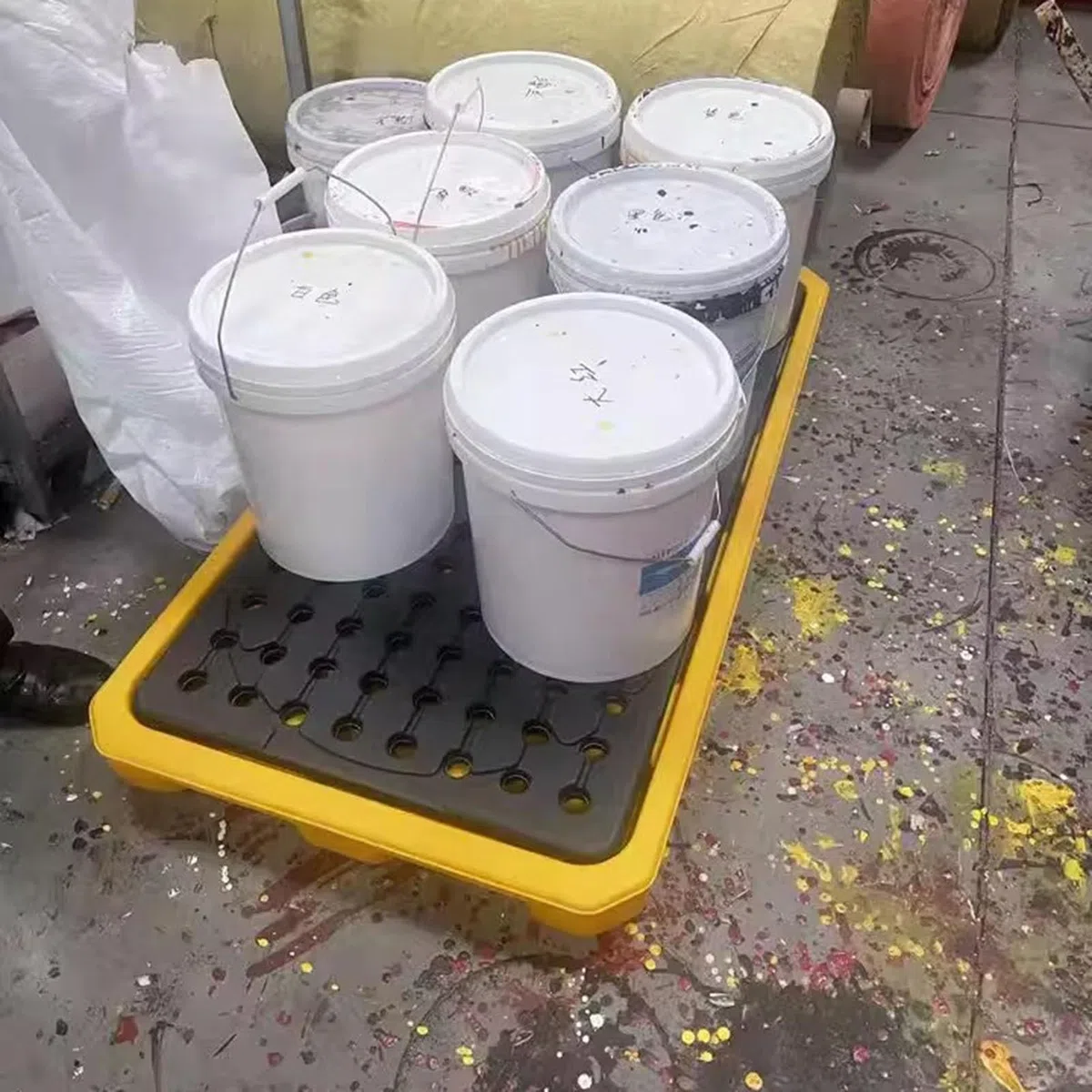 XPLKQXE Plataforma Modular para 1/2 Bidón, Tarima De Polietileno A Prueba De Fugas con Rejilla De Drenaje, Bandeja Apilable para Bidones De Aceite Industriales(66x36x12cm)